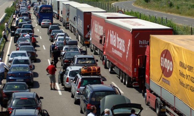 <span class="entry-title-primary">Sztrájkolnak a magyar vámosok, 400 kamion várakozik Horgosnál</span> <span class="entry-subtitle">A személyautók ellenőrzése is lassabban halad a magyar oldalon, állítják a szerb vámosok</span>