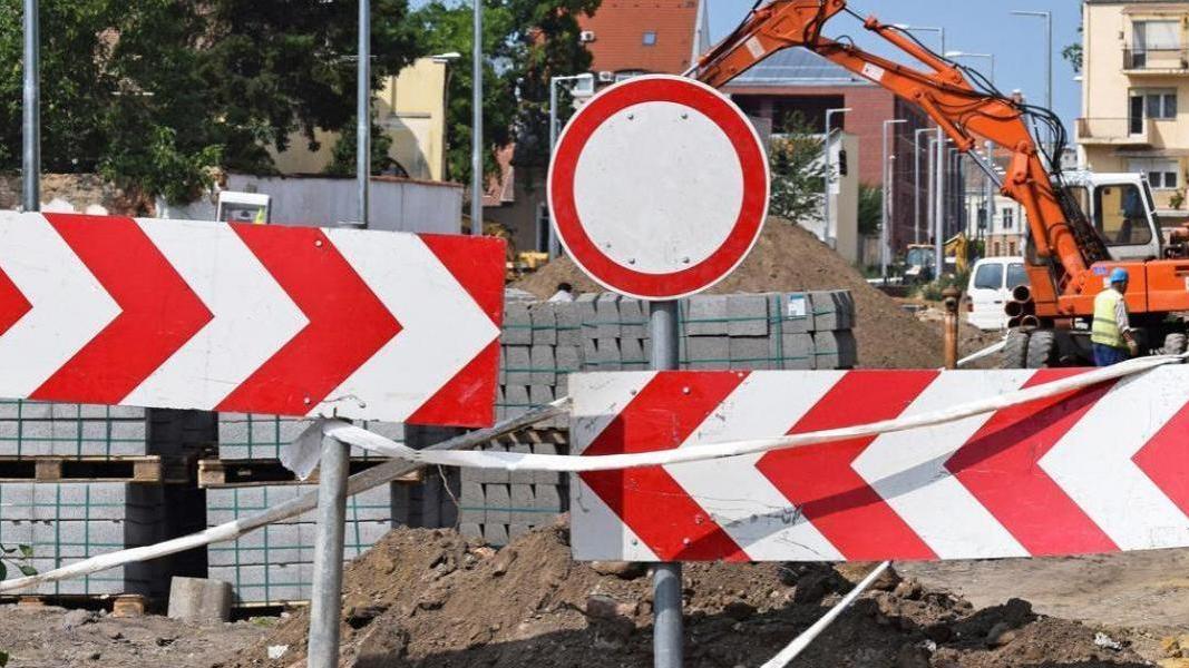 <span class="entry-title-primary">Útlezárás Szabadkán</span> <span class="entry-subtitle">Felújítják a csatornahálózatot az Újvidék utcában</span>