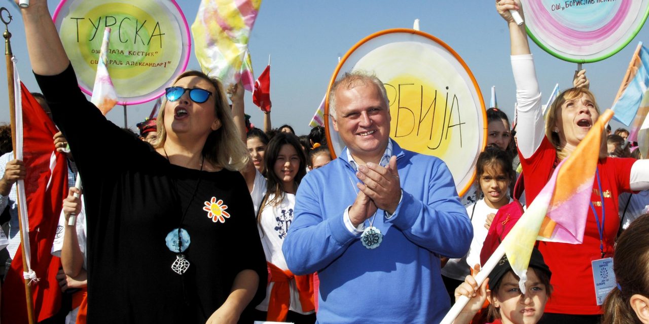 Öt százalékos kedvezményben részesül, aki cirill cégtáblát helyez ki