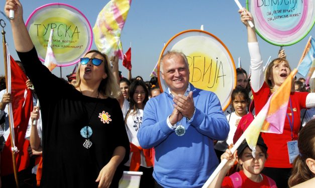 Öt százalékos kedvezményben részesül, aki cirill cégtáblát helyez ki