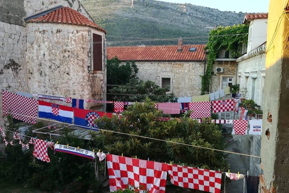 Kölcsönt vesznek fel a horvátok, a rendőrség éjjel-nappal fogadja az útlevélkérelmeket