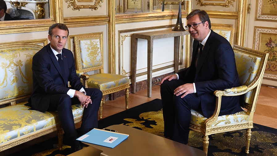 Macron: Párizs segíti Szerbiát az EU-ba vezető úton