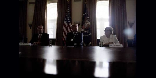 <span class="entry-title-primary">Kétbetűs válságkezelés (Trumpizmusok)</span> <span class="entry-subtitle">Trump megpróbált kimászni a helsinki szégyenből – mire sötétségbe borult a Fehér Ház</span>