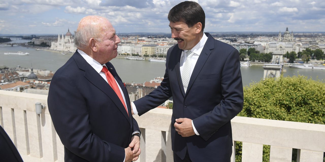 <span class="entry-title-primary">„Ami eddig volt, az a mára nem érvényes”</span> <span class="entry-subtitle">Átadta megbízólevelét Budapesten az új amerikai nagykövet</span>