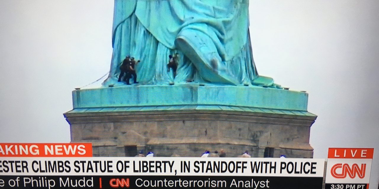 <span class="entry-title-primary">Egy tüntető felmászott a New York-i Szabadság-szoborra</span> <span class="entry-subtitle">A fogva tartott menekült gyermekek kiszabadítását követelte</span>