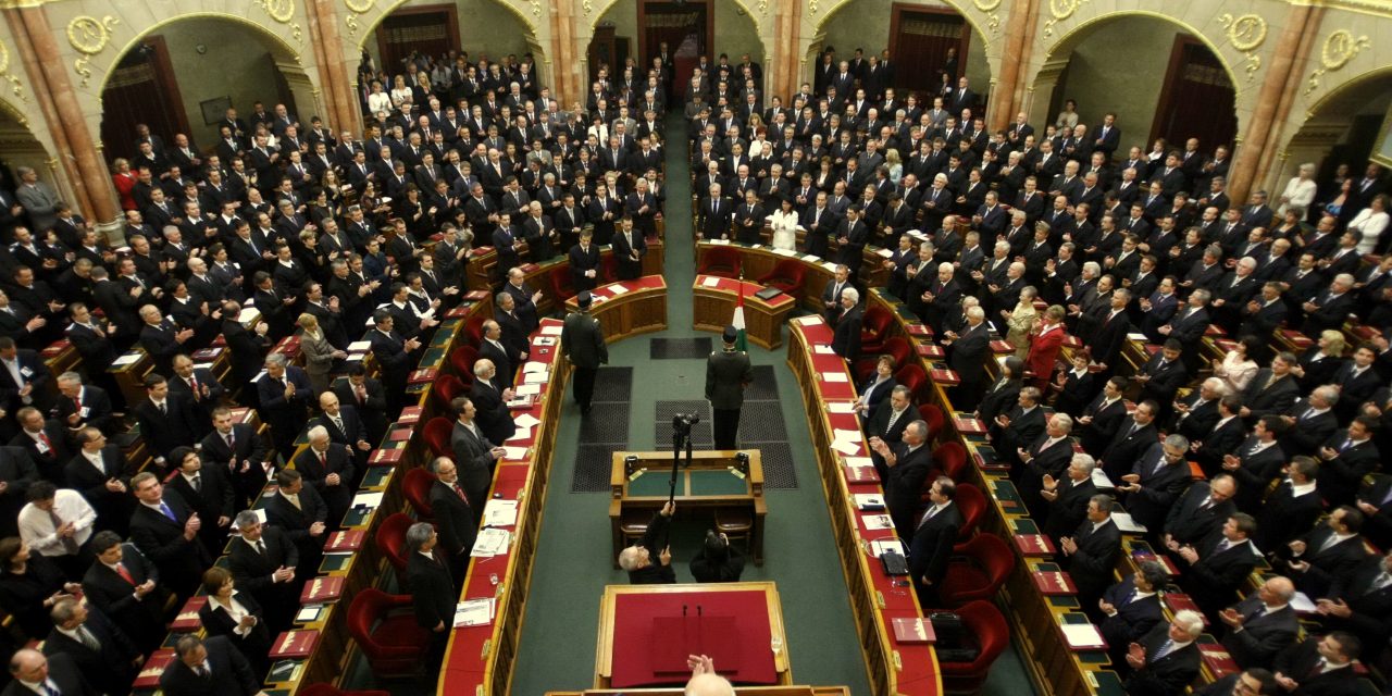 Jelentős fizetésemelés a képviselőknek