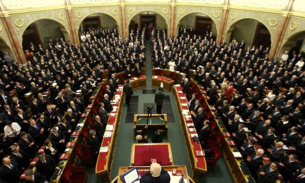 Jelentős fizetésemelés a képviselőknek