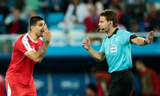 A Szerbia–Svájc meccsen bíráskodó Brych hivatalosan is bűnbak
