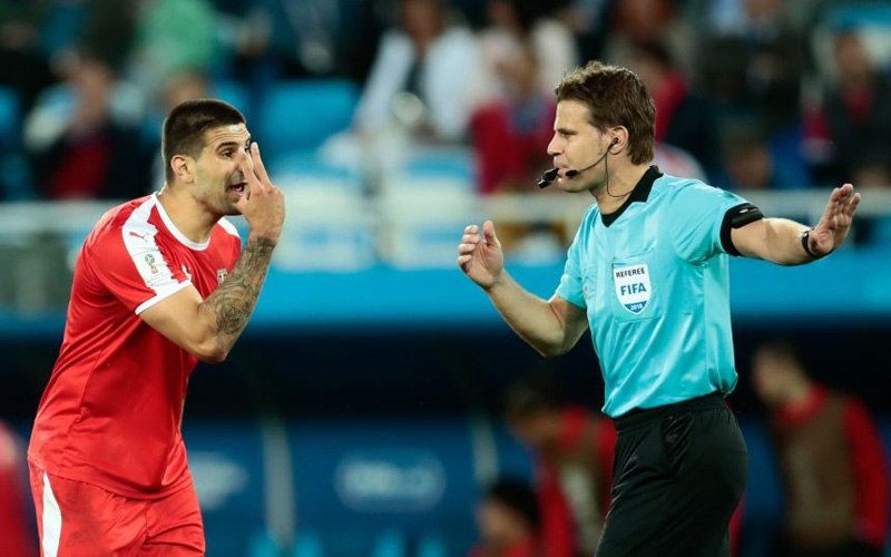 A Szerbia–Svájc meccsen bíráskodó Brych hivatalosan is bűnbak