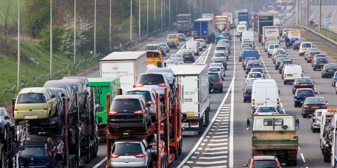Nemcsak a határátkelők, az autópályák is bedugultak