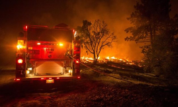 Kalifornia: Ezrek menekülnek a bozóttüzek elől