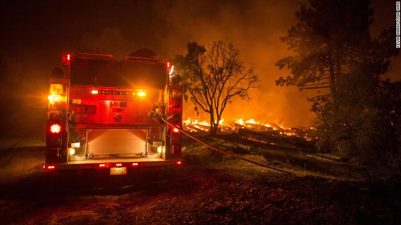 Kalifornia: Ezrek menekülnek a bozóttüzek elől