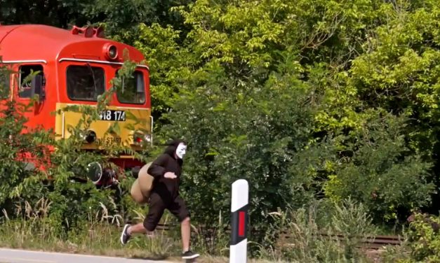 Csigajelmezbe öltözött és lefutotta a vonatot