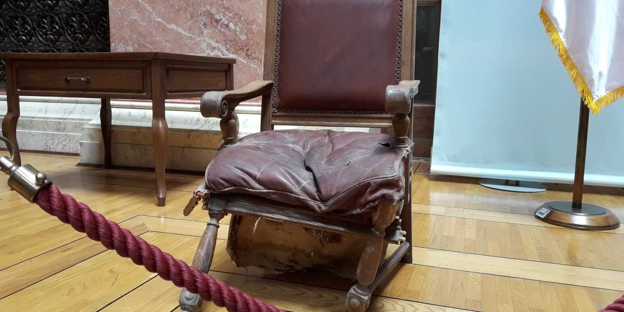 Megtaláltak még egy parlamenti fotelt