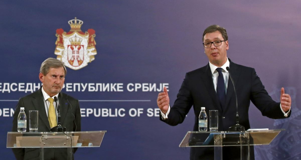 Vučić ma Johannes Hahnnal tárgyal