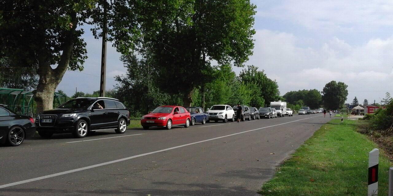 <span class="entry-title-primary">Legalább két órát kell várni Röszkénél</span> <span class="entry-subtitle">A kisebb határátkelőkön is nagy a forgalom</span>