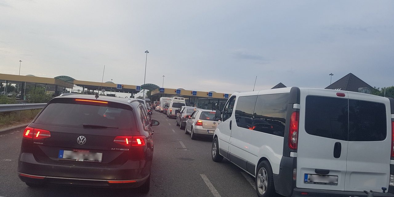 Továbbra is várakozni kell a röszkei átkelőknél