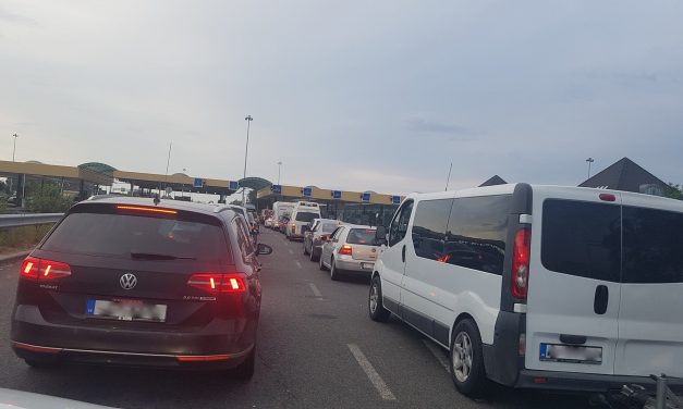 Továbbra is várakozni kell a röszkei átkelőknél