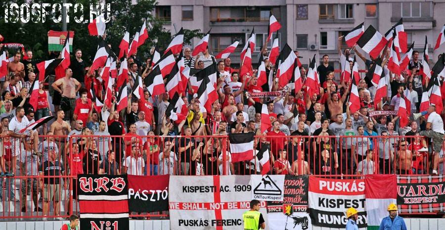 Szerb futballhuligánok megtámadták a Honvéd-szurkolók buszát