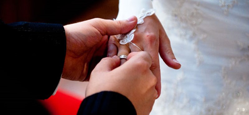 Kétezer eurót kínálnak, ha van magyar állampolgársága és hozzámenne egy vadidegenhez