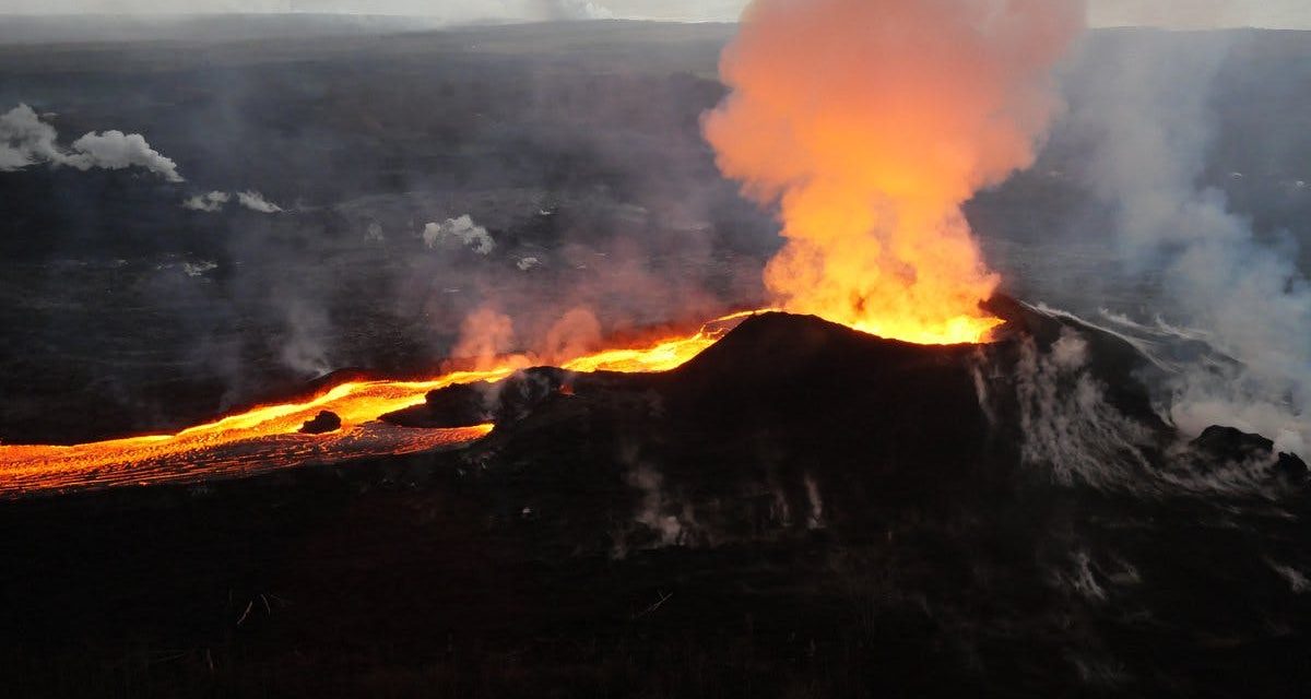Egy turistahajóra zuhant a tűzhányóból kitörő láva Hawaii szigetén, sokan megsérültek