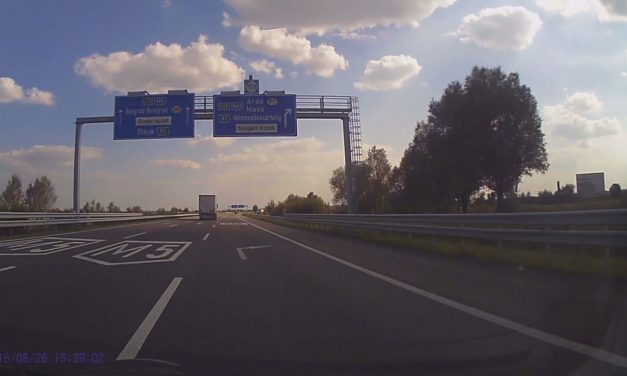 A forgalommal szemben tekert egy biciklis az M5-ösön (videóval)