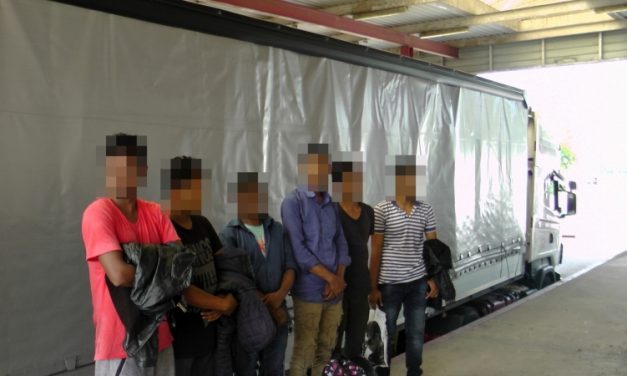 Teherautóban megbújt migránsokat fogtak Tompánál