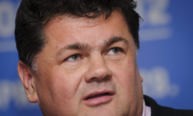 Üzlettársához kerülnek Simicska Lajos érdekeltségei