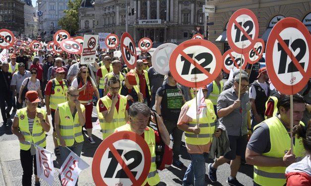 Százezer ember tüntetett Bécsben a tizenkét órás munkanap miatt
