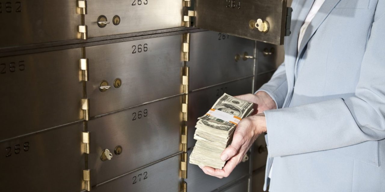 A politikusoknak a jövőben szüleik és gyermekeik vagyonáról is nyilatkozniuk kell