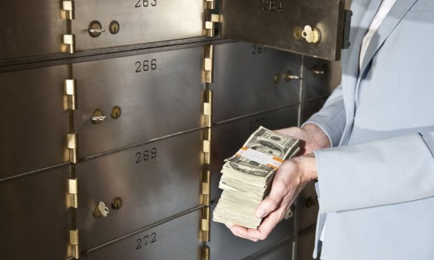 A politikusoknak a jövőben szüleik és gyermekeik vagyonáról is nyilatkozniuk kell