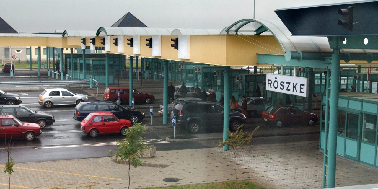 Torlódás alakulhat ki a röszkei és a csanádpalotai autópálya-határátkelőhelyeken