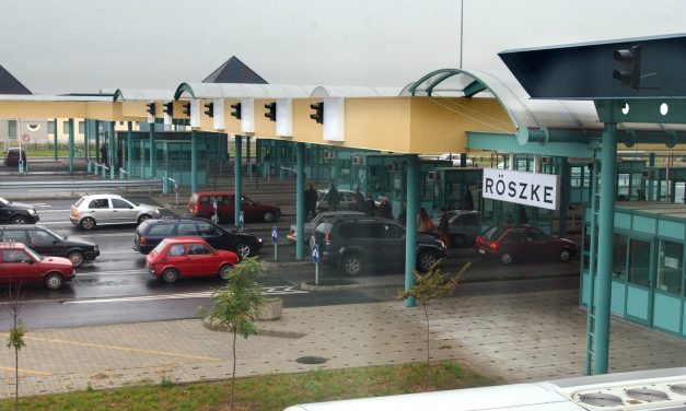 Határhelyzet: Legkevesebb háromórás várakozás Röszkén