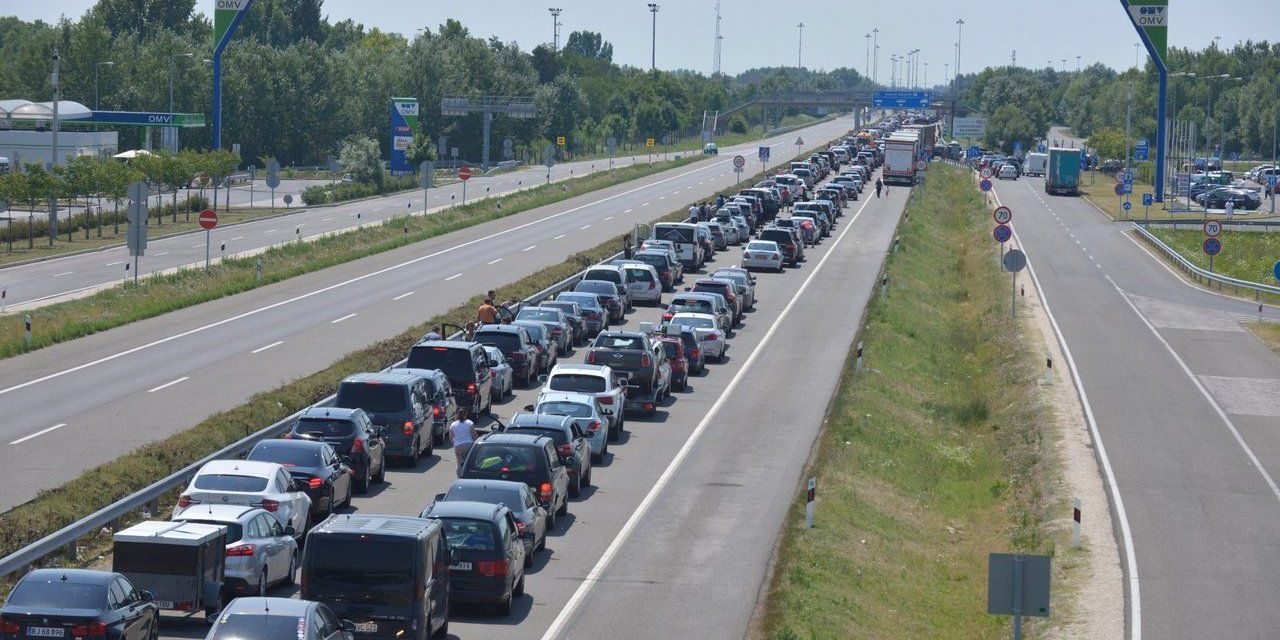 Torlódás alakult ki a röszkei határátkelőknél