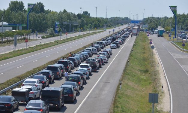 Torlódás alakult ki a röszkei határátkelőknél
