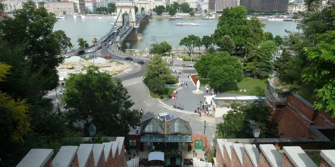 Lezuhant egy tízéves kislány a budai Várból