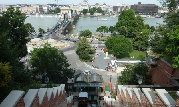 Lezuhant egy tízéves kislány a budai Várból