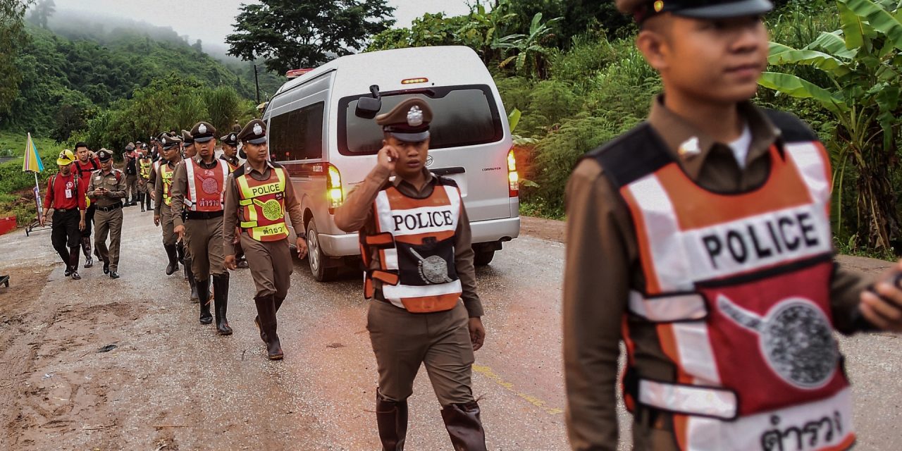 Thaiföld: Mindenkit kimentettek a barlangból