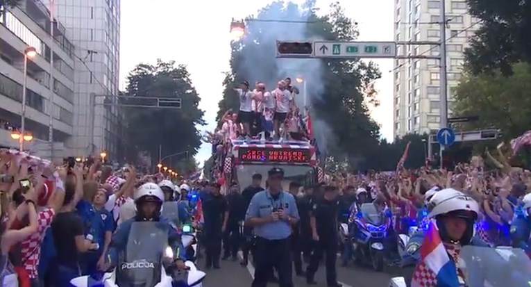 <span class="entry-title-primary">Nézze nálunk élőben a horvát válogatott hivatalos fogadását (ÉLŐ VIDEÓVAL!)</span> <span class="entry-subtitle">A Vatreni repülőgépe negyed négy után öt perccel érkezett meg, de azóta sem tudtak bejutni Zágráb főterére</span>