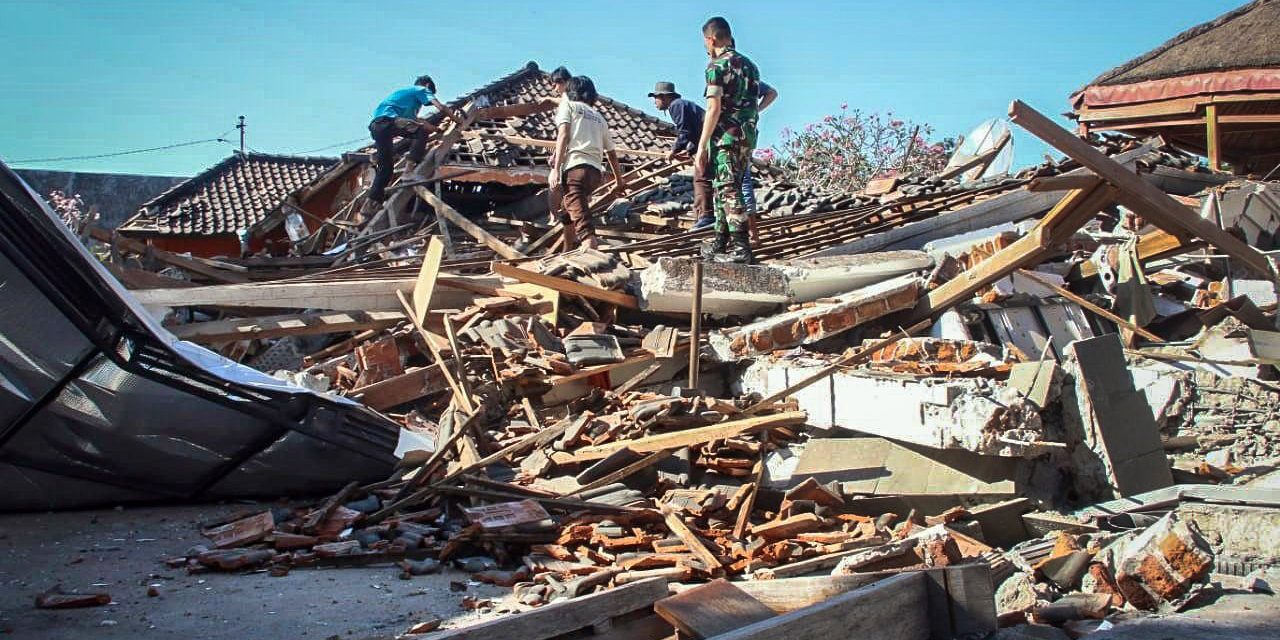 Újabb erős földrengés volt Indonéziában