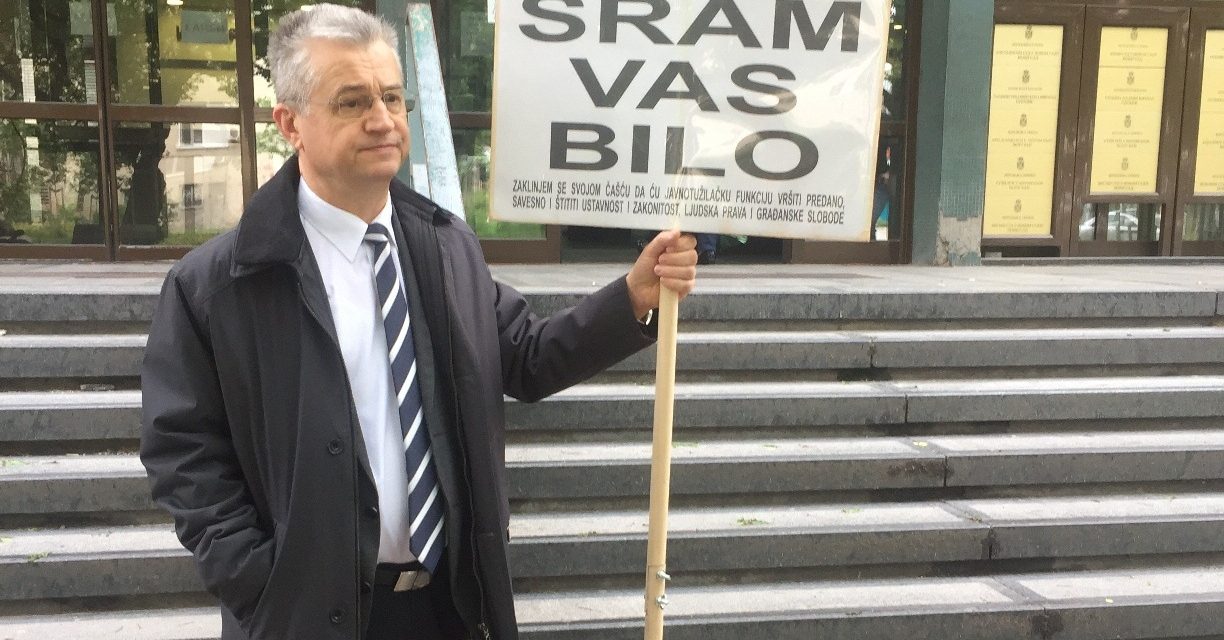 Újvidék: A bíróság előtt tiltakozott a korrupció ellen