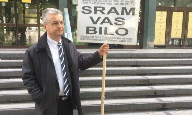 Újvidék: A bíróság előtt tiltakozott a korrupció ellen