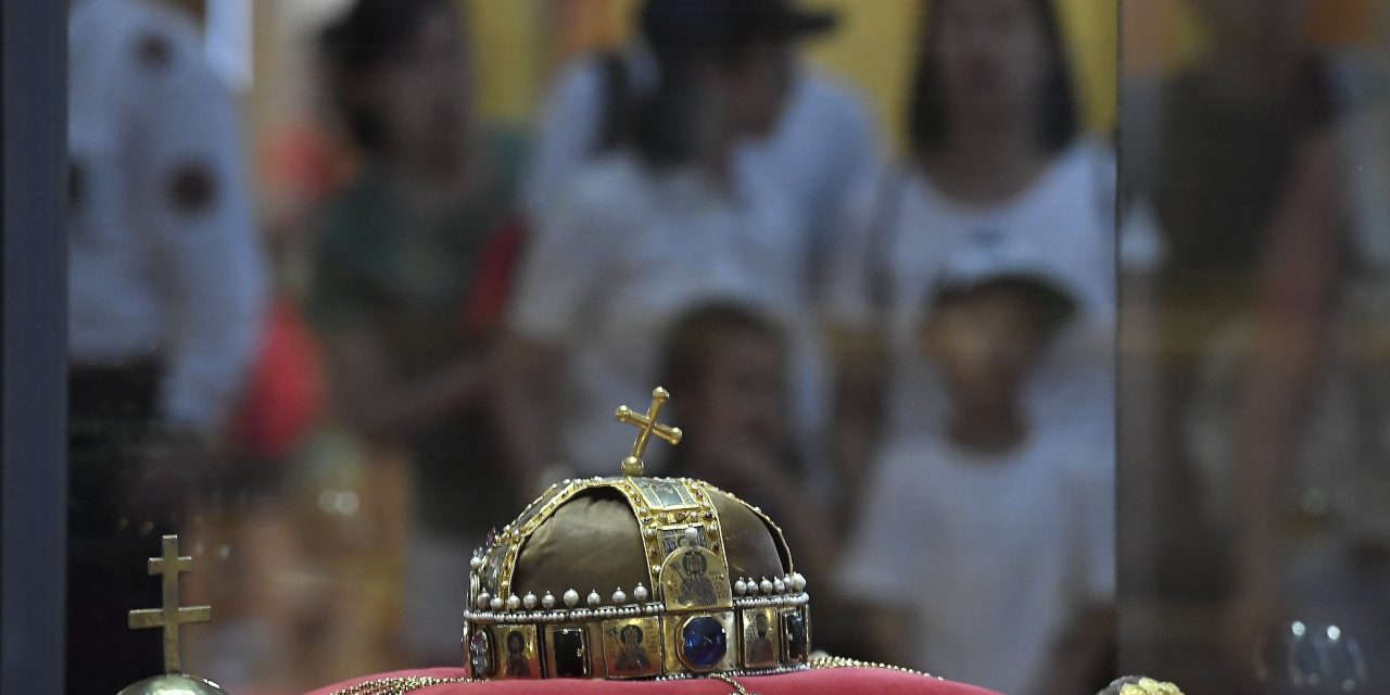 A Szent Korona látogatói