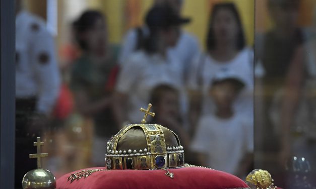 A Szent Korona látogatói