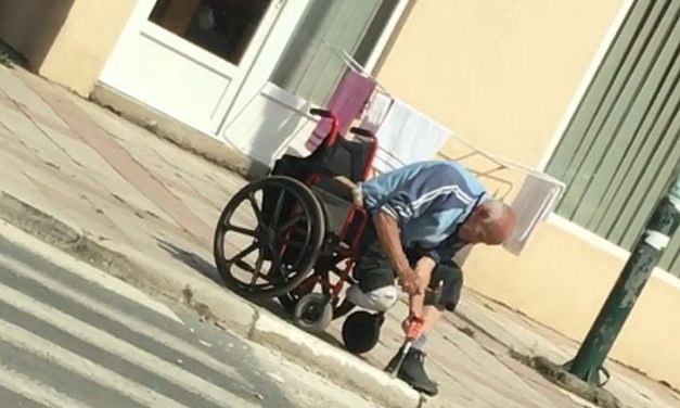 Kalapáccsal akadálymentesítette a gyalogos átkelőt egy tolószékes férfi Boszniában (Videóval)