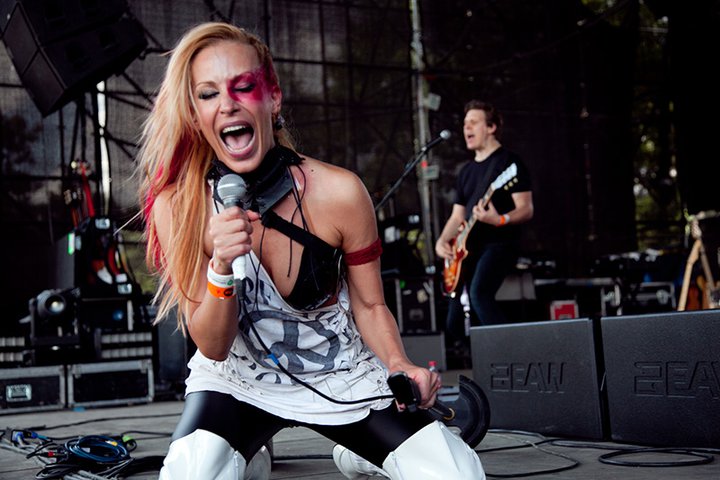 Koncert közben akarták megkéselni az Anna & the Barbies énekesnőjét – VIDEÓVAL