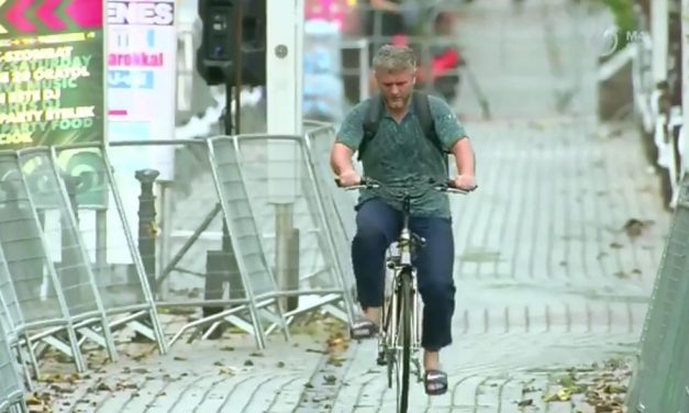 Tour de Hongrie: Zuhogó esőben, papucsban tekert a kijelölt versenypályán