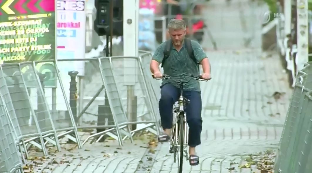 Tour de Hongrie: Zuhogó esőben, papucsban tekert a kijelölt versenypályán