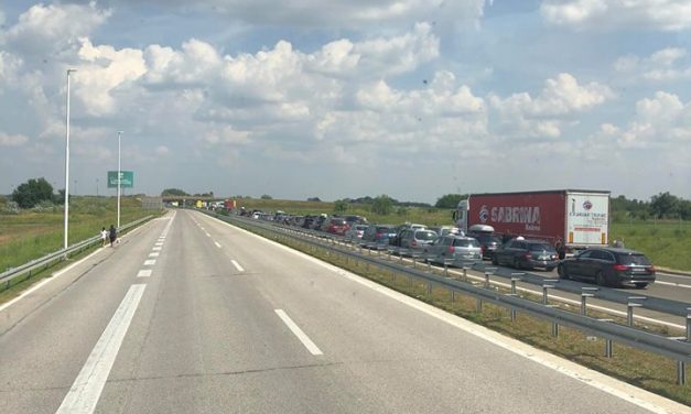 Ismét órákat kell várni a határátkelőkön