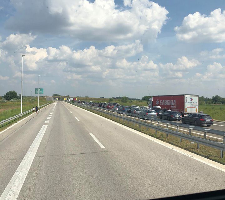 Ismét órákat kell várni a határátkelőkön